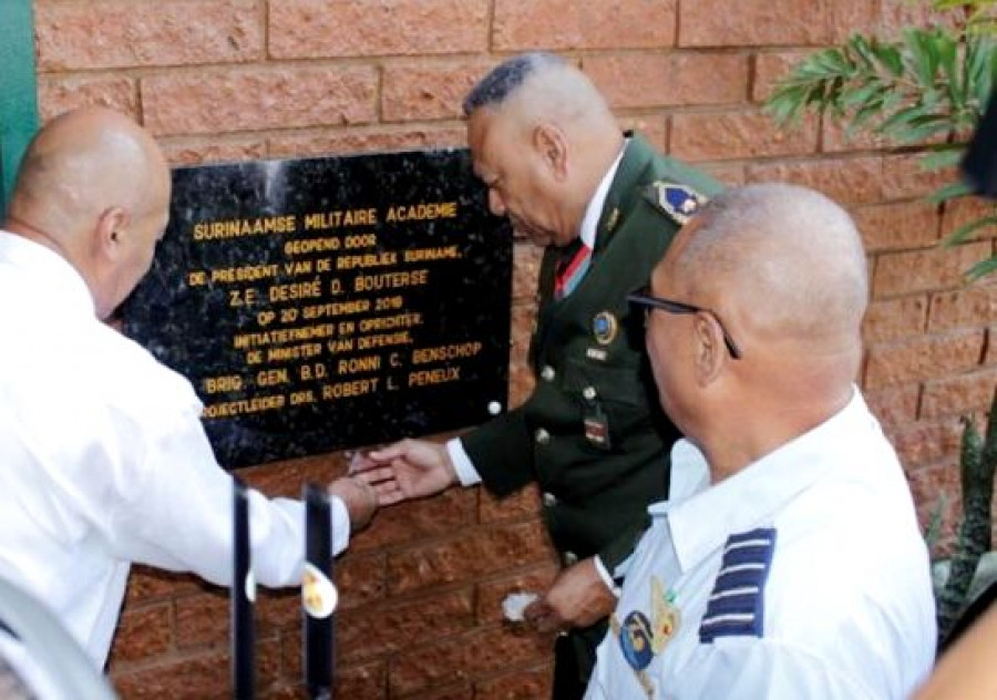 Develamiento de la placa conmemorativa a la inauguración de la Academia Militar. Foto: Ministerie van Defensie.