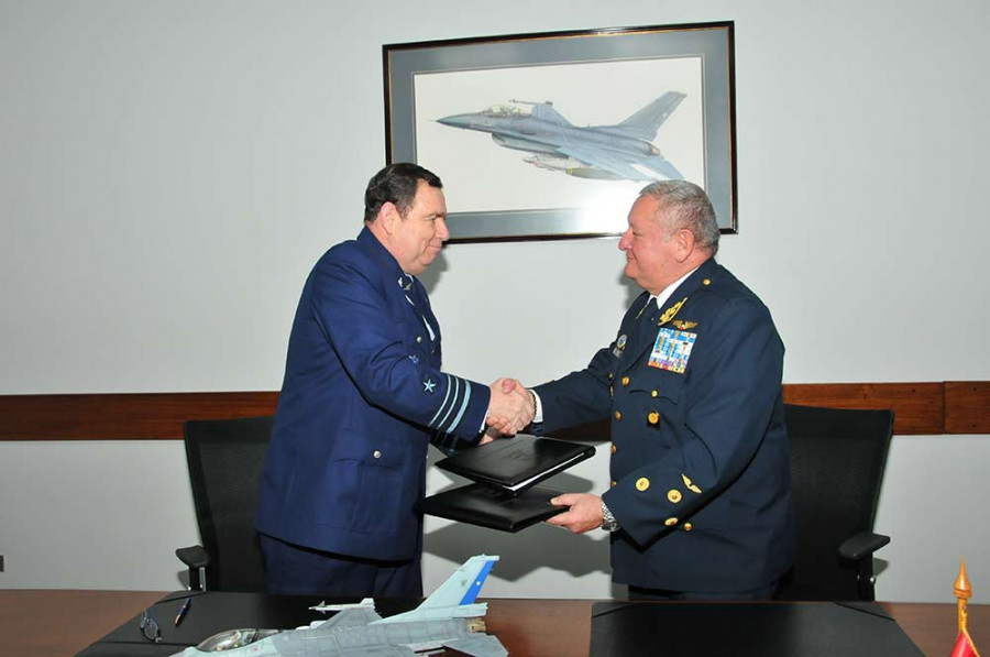 Los generales Avendaño y Hoyos realizan el intercambio de las actas de la reunión. Foto: FACh