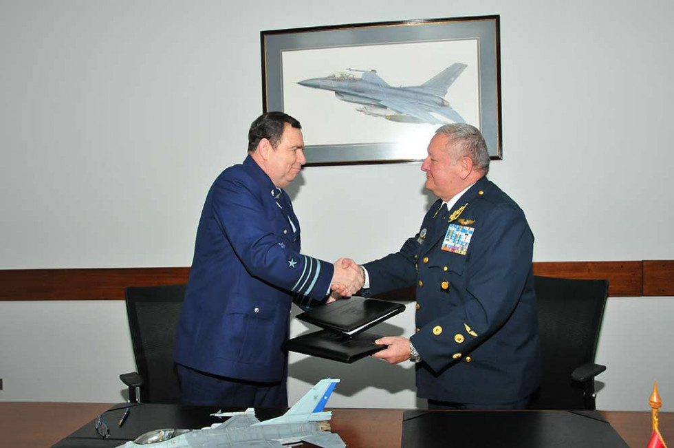 Los generales Avendaño y Hoyos realizan el intercambio de las actas de la reunión. Foto: FACh