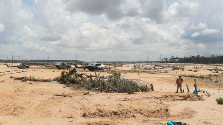 Helicópteros Mi-17 de las FFAA y Policía en la selva devastada por la miinería ilegal en Madre de Dios. Foto: Ministerio del Interior.