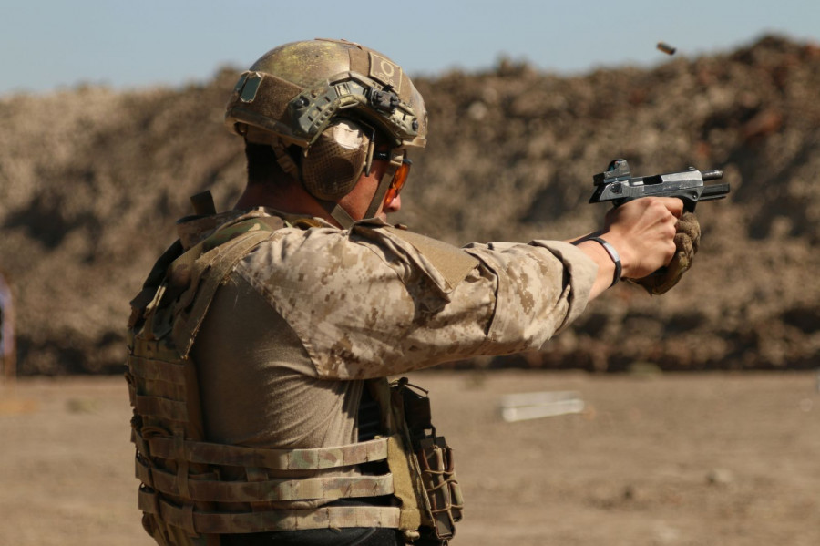 Efectivo de la BOE Lautaro en prueba de tiro de pistola en Fuerzas Comando 2017 Paraguay. Foto: Socsouth