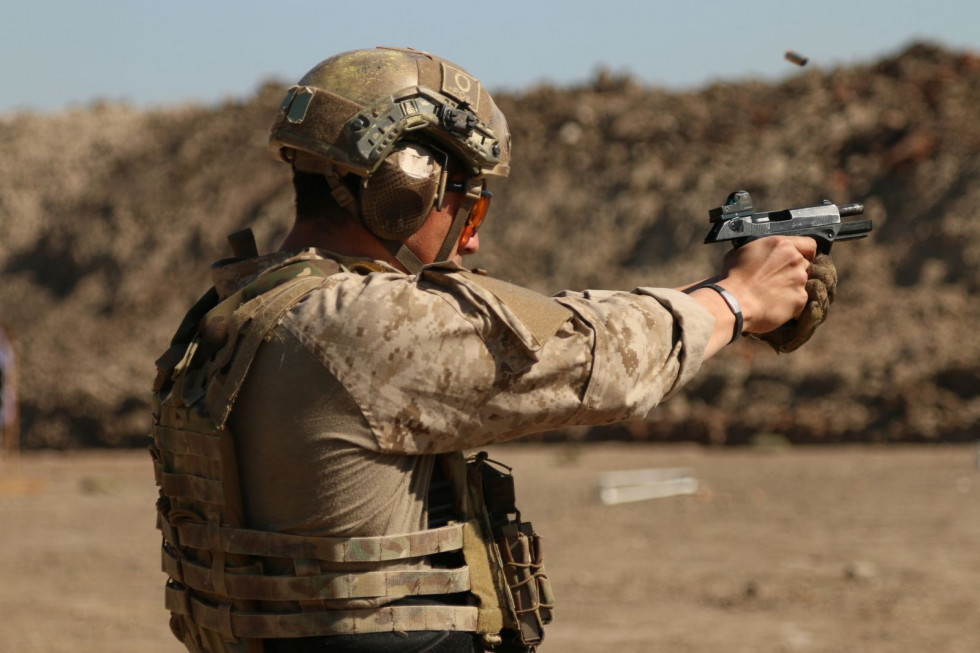 Efectivo de la BOE Lautaro en prueba de tiro de pistola en Fuerzas Comando 2017 Paraguay. Foto: Socsouth