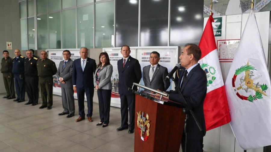 El nuevo viceministro, en terno azul y camisa blanca, mira al ministro Walter Martos durante su presentación al personal. Foto: MinDef Perú