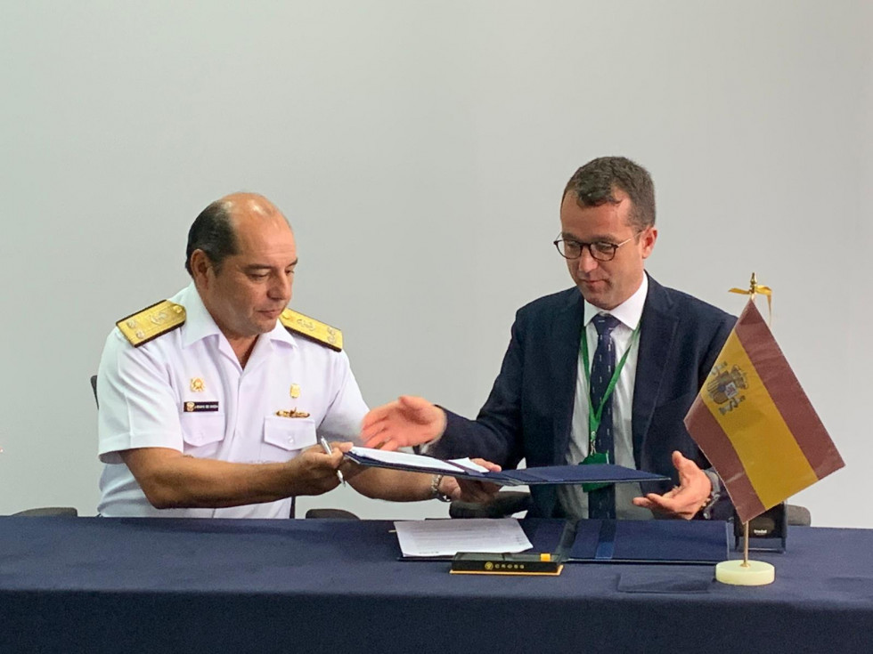 La firma del acuerdo. Foto: Escribano.