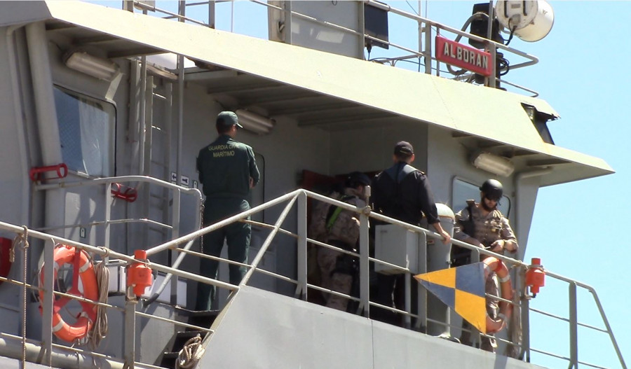 Patrullero Alborán de la Armada recibe efectivos de la Guardia Civil. Foto: Emad
