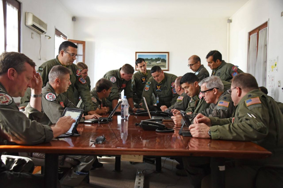 Miembros de las dos fuerzas trabajando en conjunto. Foto: Fuerza Aérea Argentina