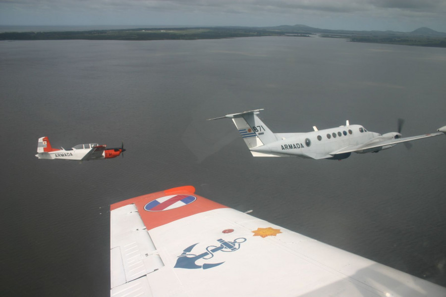 Dos T-34C-1 escoltando a un B-200 de la Armada uruguaya. Foto: Erenesto Blanco Calcagno.