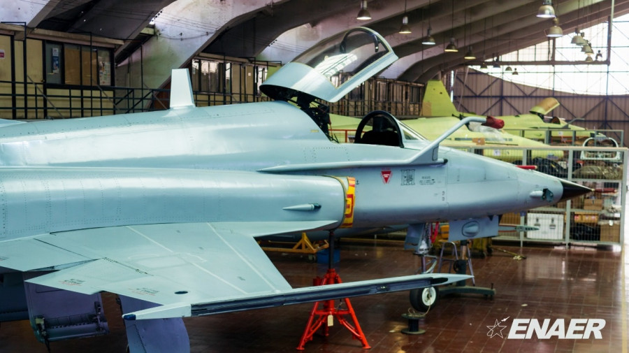 Línea de mantenimiento de aviones caza F-5 Tigre III de la FACh. Colaboración fotográfica de Alfredo Vera