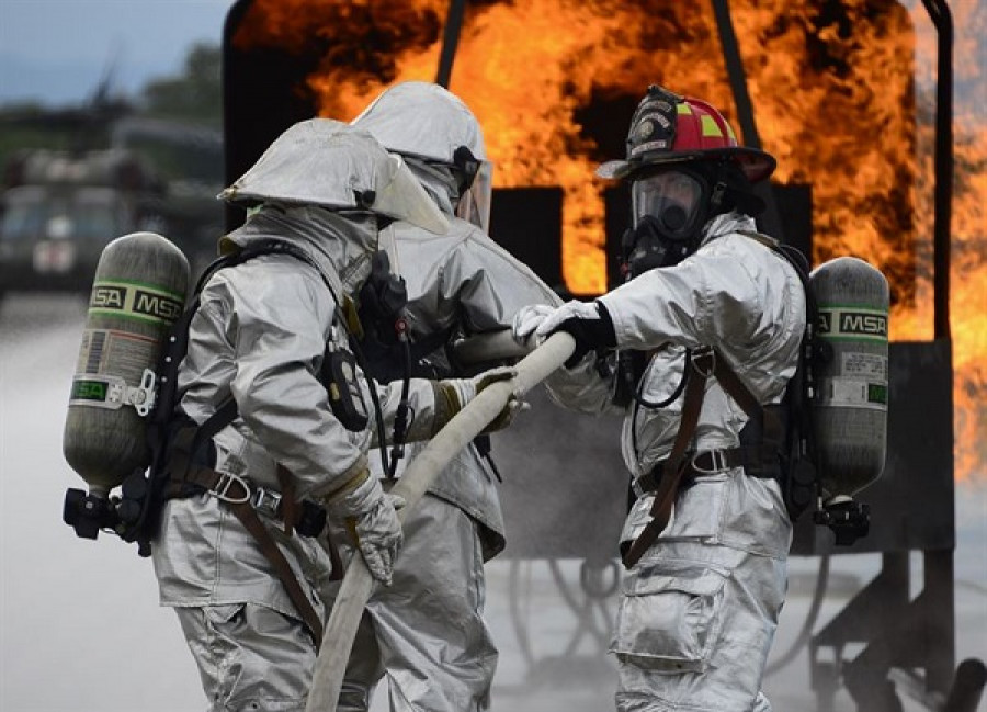 Bomberos de El Salvador con equipos EPRA entrenan en la extinción de incendios. Foto: Fuerza Aérea de Estados Unidos.