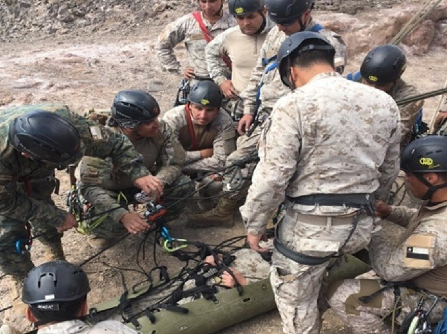 La asistencia incluye entrenamiento en técnicas de desplazamiento y rescate en montaña estival. Foto: Ejército de Chile