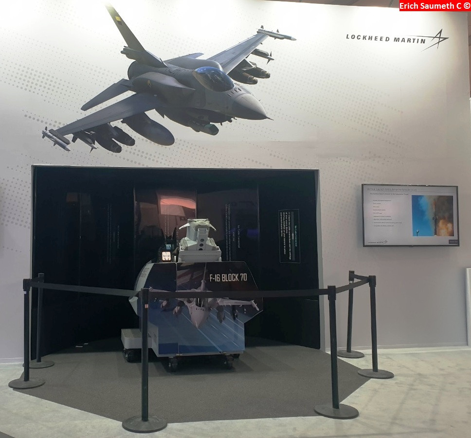 Maqueta y simulador de vuelo del F16 Bloque 70