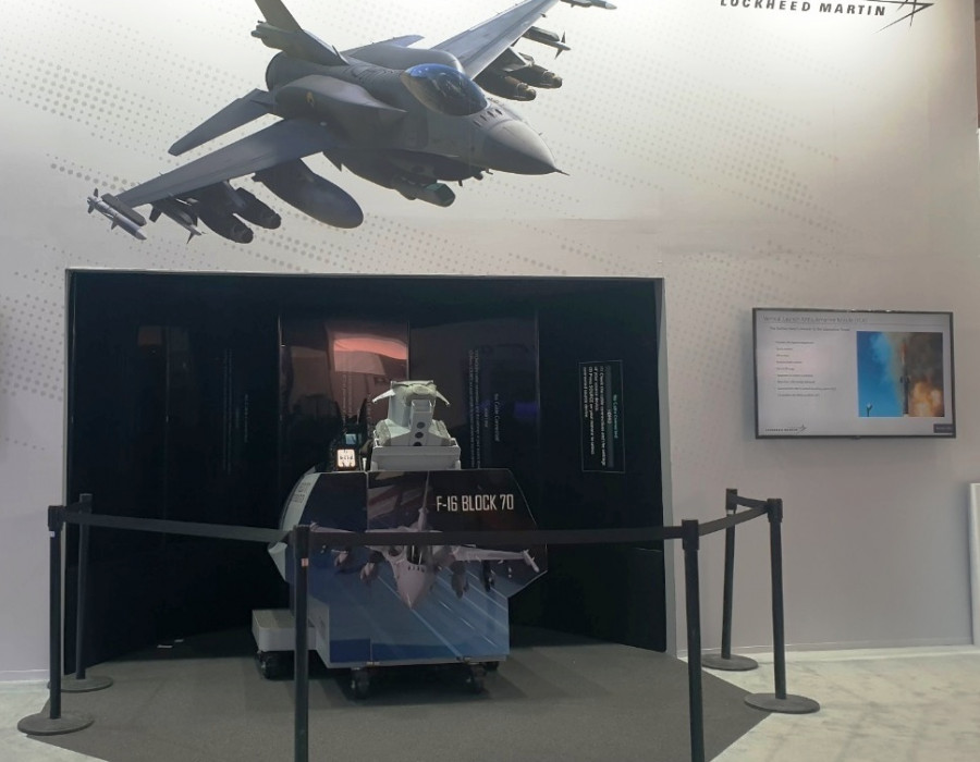 Maqueta y simulador de vuelo del F16 Bloque 70