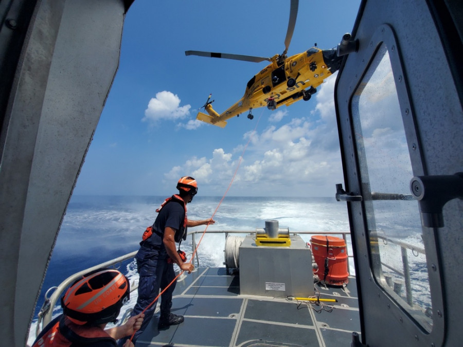 Helicóptero MH-60 y lancha de 45 pies empleados en el rescate. Foto: District 5 U.S. Coast Guard.