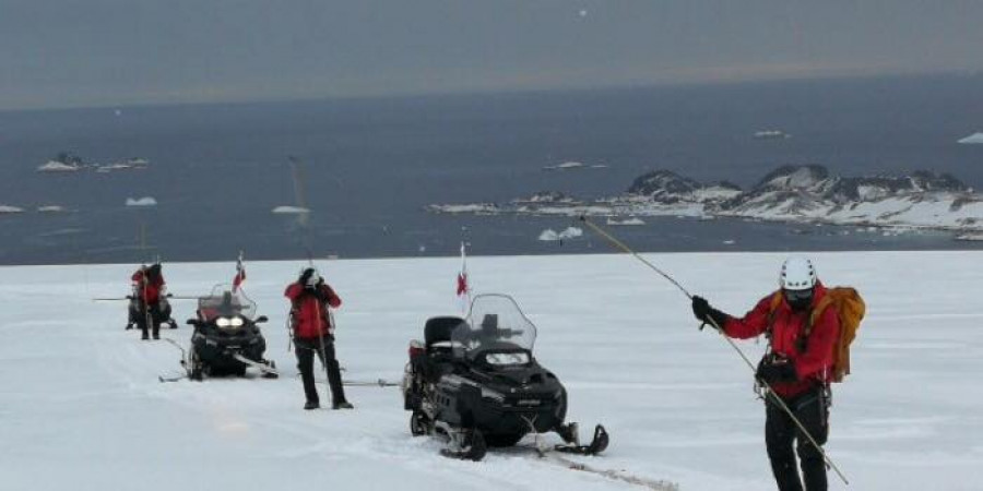 Desplazamiento de efectivos de la Sección de Exploración y Rescate Antártica en motos Sky Doo. Foto: Ejército de Chile