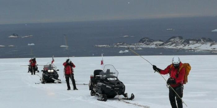 Desplazamiento de efectivos de la Sección de Exploración y Rescate Antártica en motos Sky Doo. Foto: Ejército de Chile