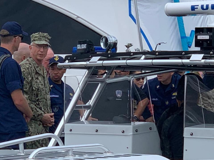 El almirante Graig Faller visitando a los guardacostas costarricenses . Foto: U.S. Southern Command.
