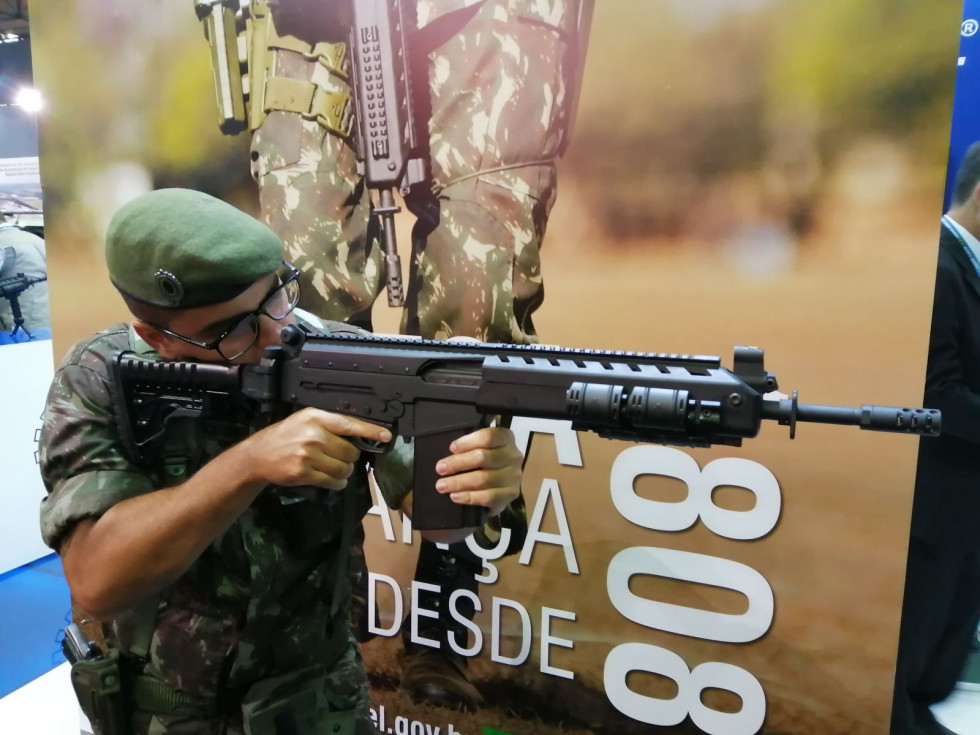 Militar do Exército Brasileiro com o fuzil de assalto 7.62mm IA2.