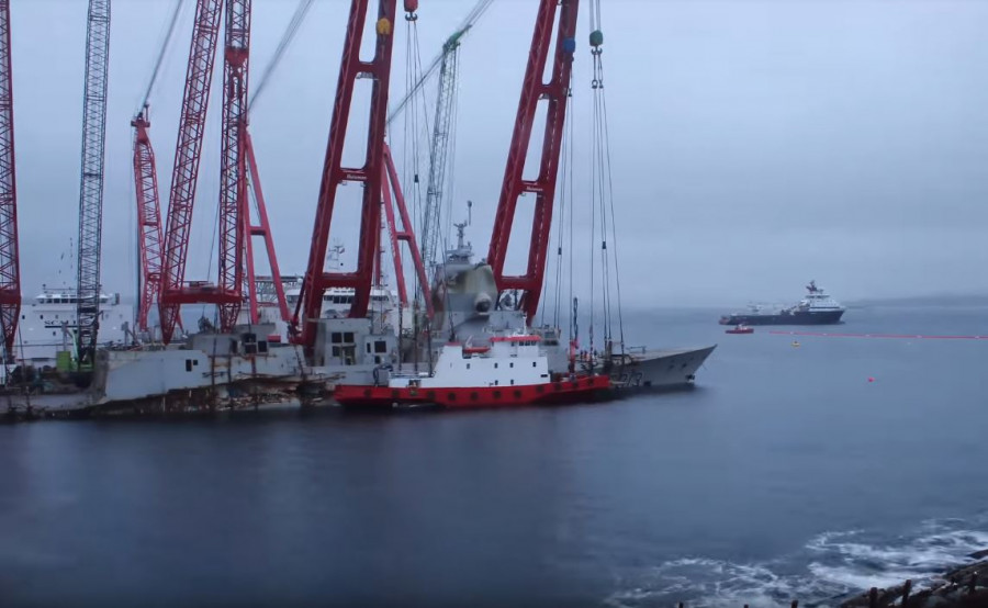 Momento del rescate del Helge Ingstad donde se aprecia el gran boquete abierto en el choque. Foto: Skipsrevyen  Youtube