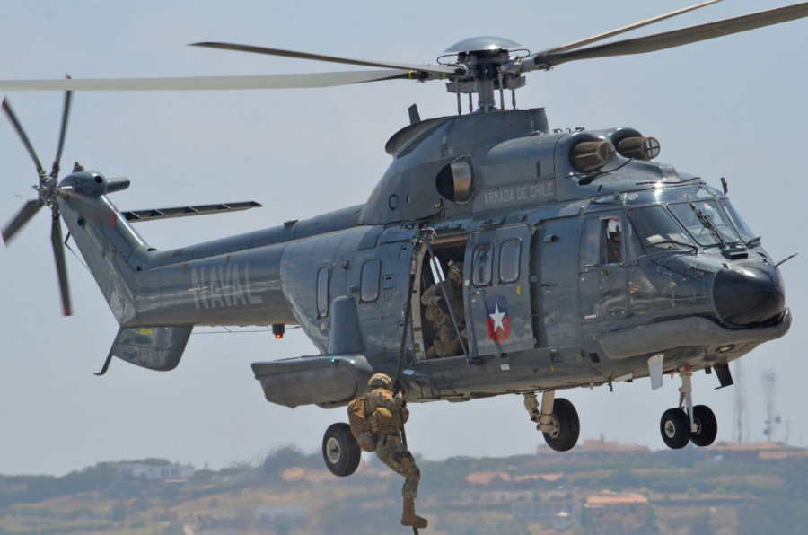Infantes de Marina de Chile realizando Fast Rope desde un helicóptero AS332L Super Puma. Foto: Armada de Chile
