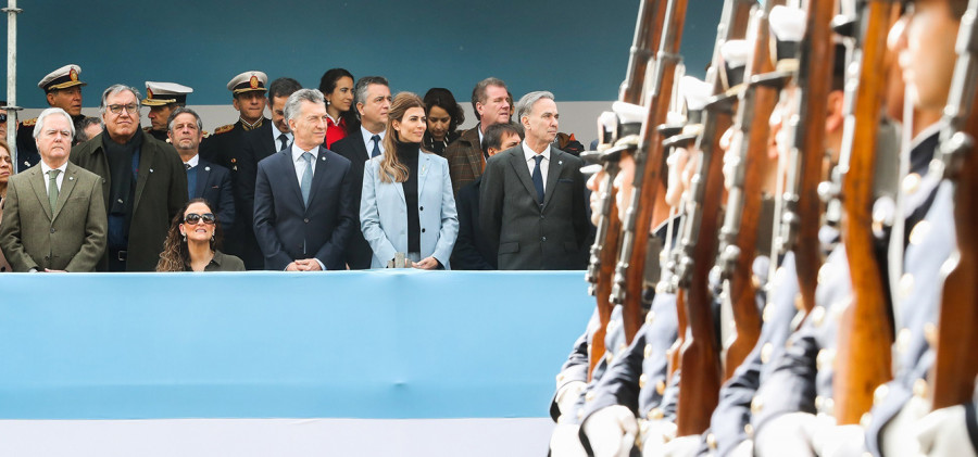El palco oficial del desfile encabezado por Mauricio Macri. Foto: EMCOFFA