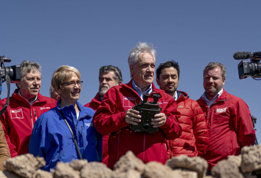 El presidente de Chile con un equipo de observación del Ejército. Foto: Prensa Presidencia de Chile