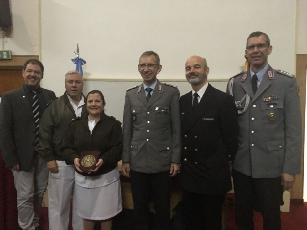 La comitiva alemana junto a los directivos del Hospital Militar Central. Fuente: Infodefensa