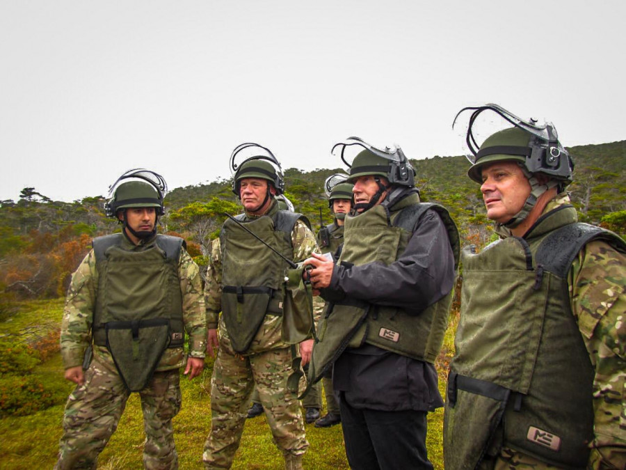 Alberto Espina activa la detonación de una mina antipersona en isla Nueva. Foto: Armada de Chile