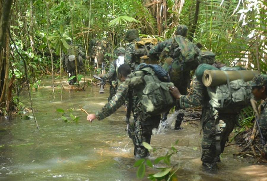 Tropas guyanesas internándose en la selva. Foto: Guyana Defense Force.