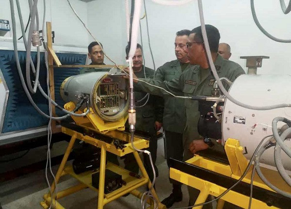 Técnicos navales venezolanos trabajando en un misil Otomat Mk.2. Foto: Armada de Venezuela.