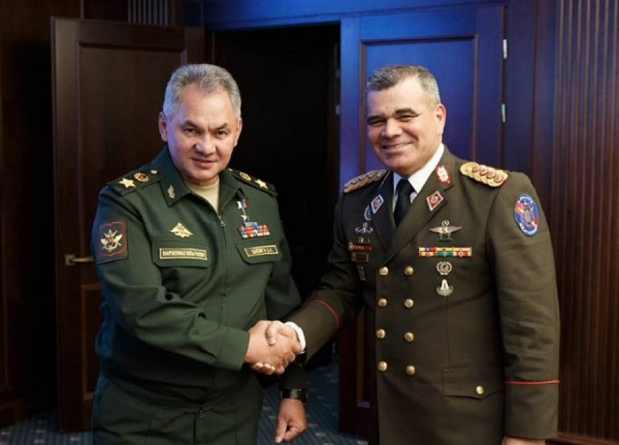 Los ministros Shoigú y Padrino tras la firma del convenio en materia naval. Foto: Ministerio del Poder Popular para la Defensa de Venezuela.