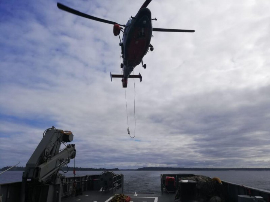 Helicóptero Dauphin en vuelo estacionario en la popa del Ortiz. Foto: Armada de Chile