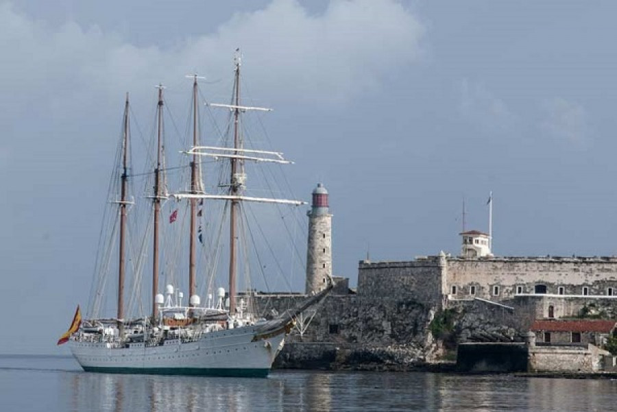 El Juan Sebastián de Elcano entrando a la bahía de La Habana, al fondo fortaleza de la Cabaña. Foto: Prensa Latina.