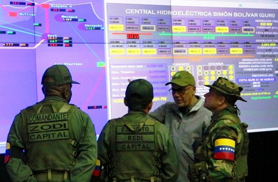 Jefes militares inspeccionan el Centro Nacional de Despacho de la Corporación Eléctrica Nacional. Foto: Comando Estratégico Operacional.