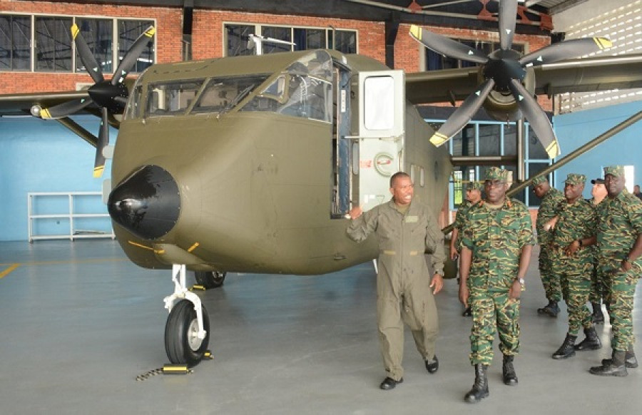 El jefe del Estado Mayor de la Defensa, brigadier Patrick West, inspecciona uno de los nuevos Skyvan. Foto: Guyana Defence Force.
