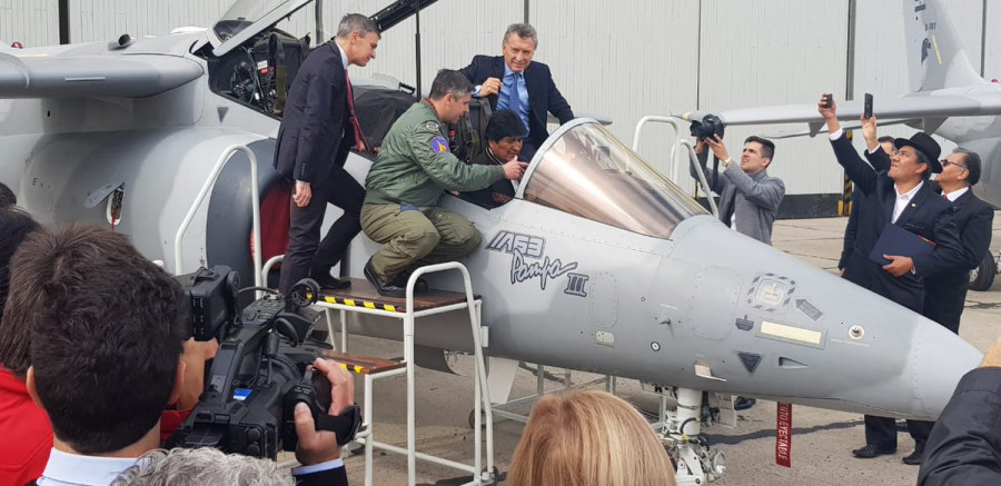 Evo Morales a bordo de un IA-63 Pampa III. Foto: Agencia Boliviana de Información