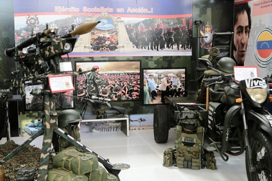 Módulo de defensa de alerta temprana y vehículo Vivas, proyectos presentados por el Ejército. Foto: Prensa Presidencial.