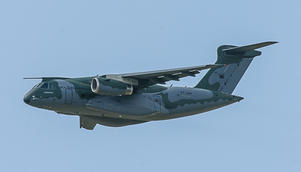 El primer KC-390 de la FAB se presenta en vuelo en Le Bourget.