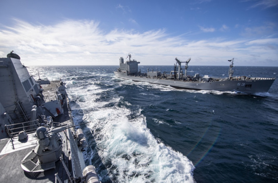 El destructor USS Michael Murphy DDG-112 y el petrolero chileno AO-52 Araucano en maniobra de reaprovisionamiento en el mar. Foto: US Navy