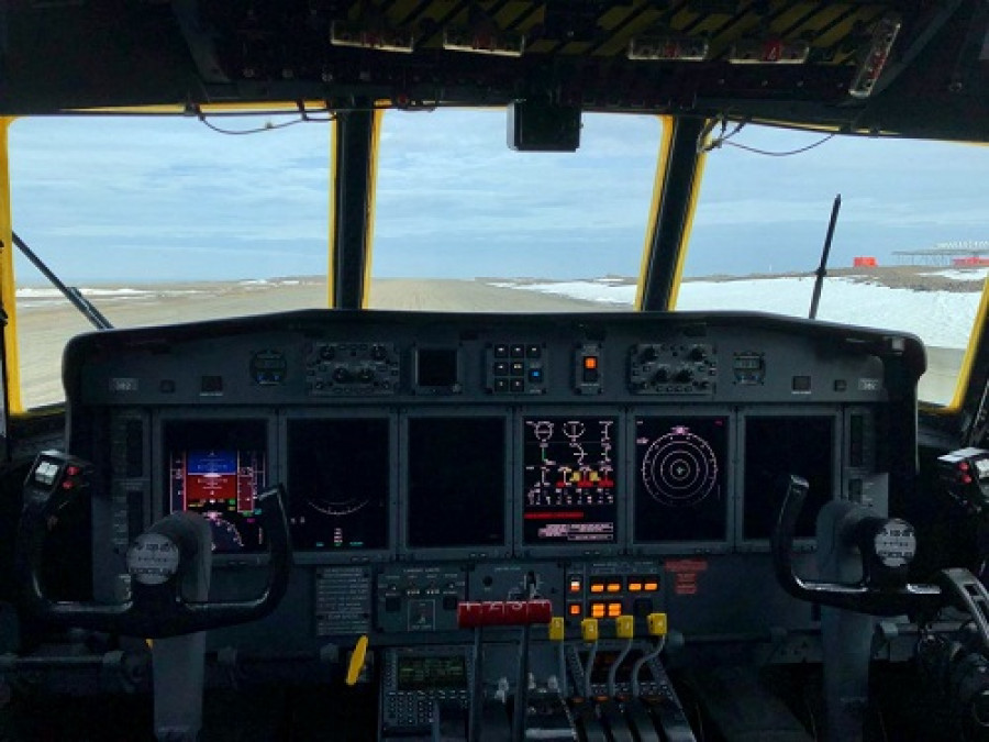 La cabina digital del L-100-20 FAP-382, modernizada por Astronautics Corporation of America. Foto: Fuerza Aérea del Perú.
