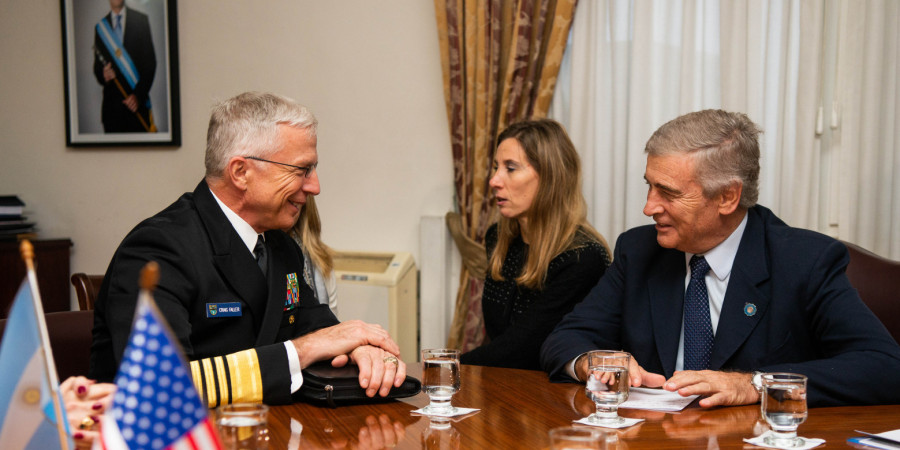 El almirante Craig Faller junto al ministro Oscar Aguad. Foto: Ministerio de Defensa.