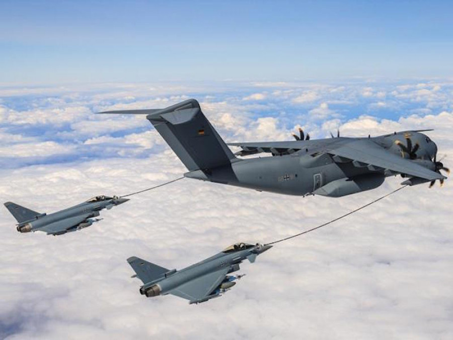 A400 alemán suministrando en vuelo a dos cazas Eurofighter del mismo país. Foto. Luftwaffe