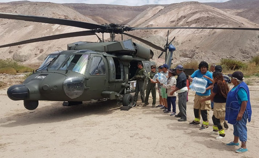 Un Black Hawk MH-60M entrega ayuda humanitaria en un poblado altiplánico nortino. Foto: FACh