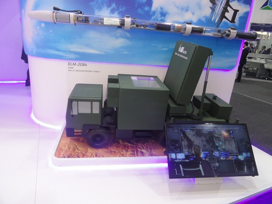El ELM-2084 MMR en Sitdef 2019. La plataforma real, montada en un camión 6x6 permite rotar a la antena. Foto: Peter Watson