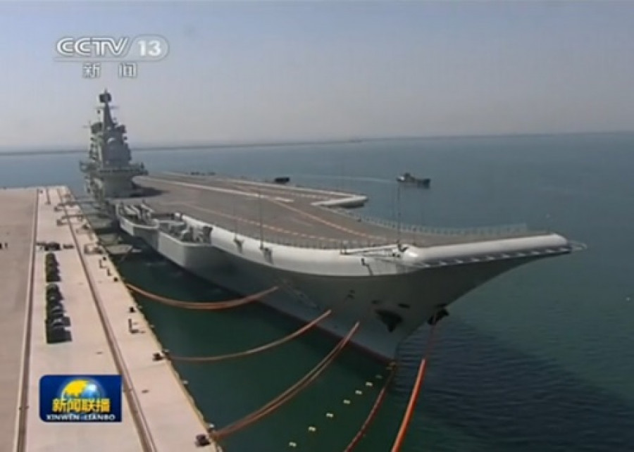 El portaviones Liaoning en la base naval de Qindao. Foto: People's Daily Online