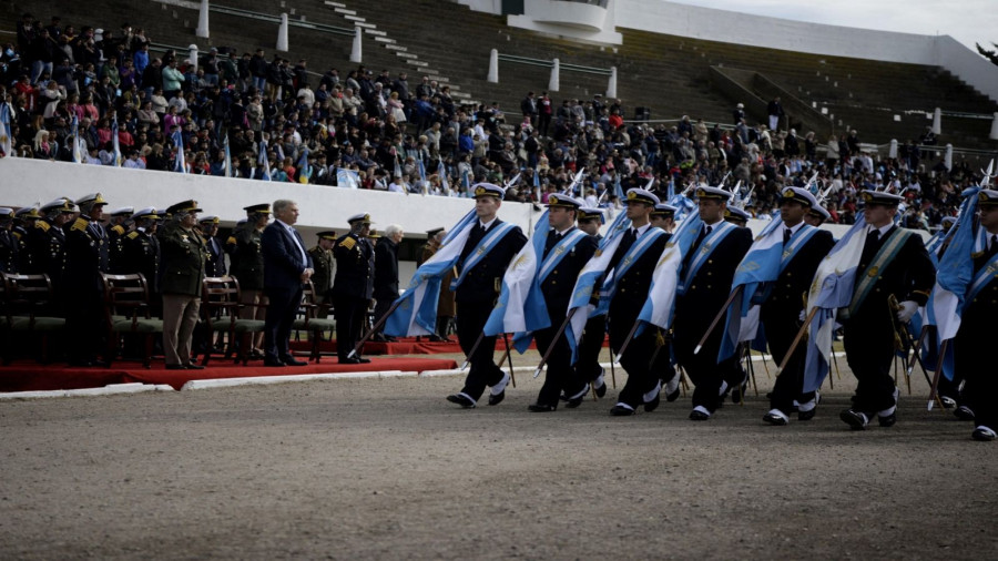 El ministro Aguad encabezó el acto por el Día de la Armada. Foto: Ministerio de Defensa