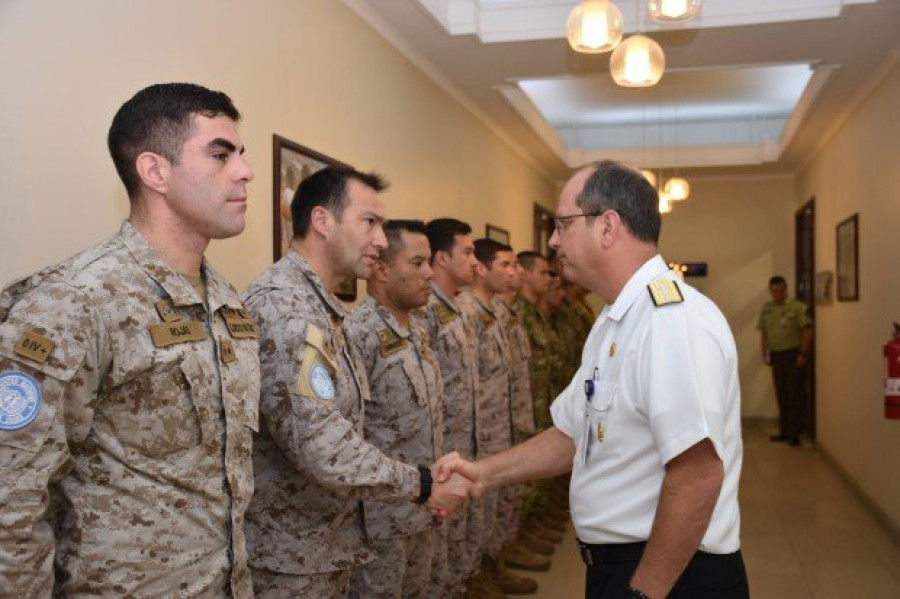 El contraalmirante Niemann saluda a uno de los efectivos del Ejército que participó en Unficyp. Foto: Estado Mayor Conjunto de Chile
