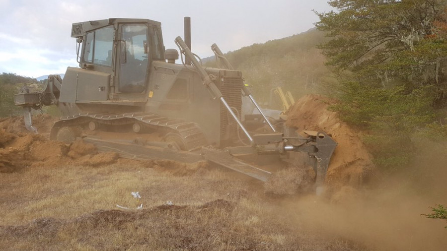 Bulldozer del Regimiento de Ingenieros N° 8 Chiloé realiza cortafuego en la región de Aysén. Foto: Ejército de Chile