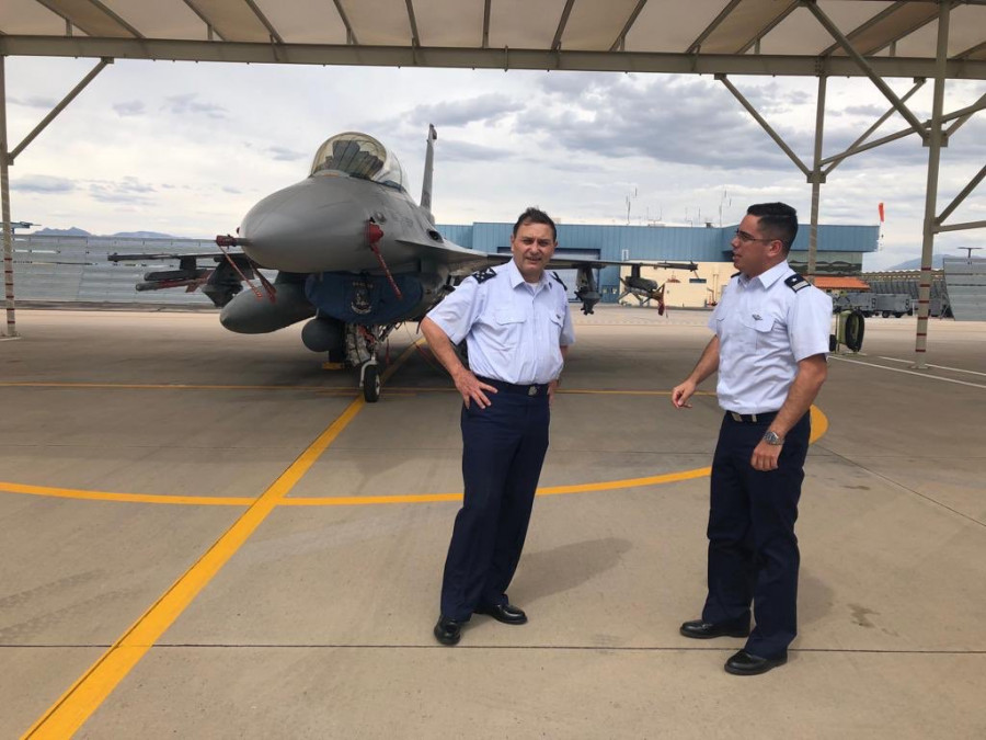 A la izquierda, el general Merino junto a un F-16D Block 42 de la 162 FW de la USAF. Foto: FACh