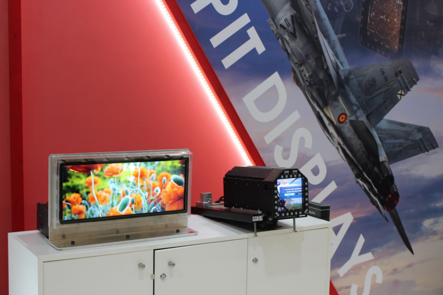 Display propuesta por Tecnobit izquierda junto con un display modernizado del F-18 derecha. Foto: Tecnobit