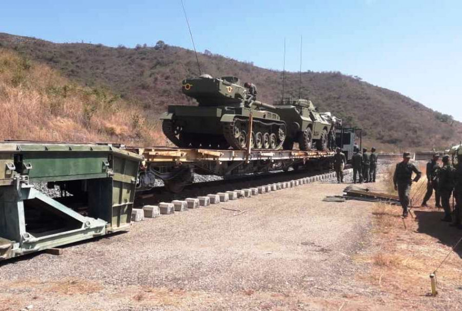 Vagón transportando un tanque AMX-13C90 y un blindado de combate Dragoon 300 LFV2. Foto: 64ª Brigada de Ingenieros Ferroviarios.